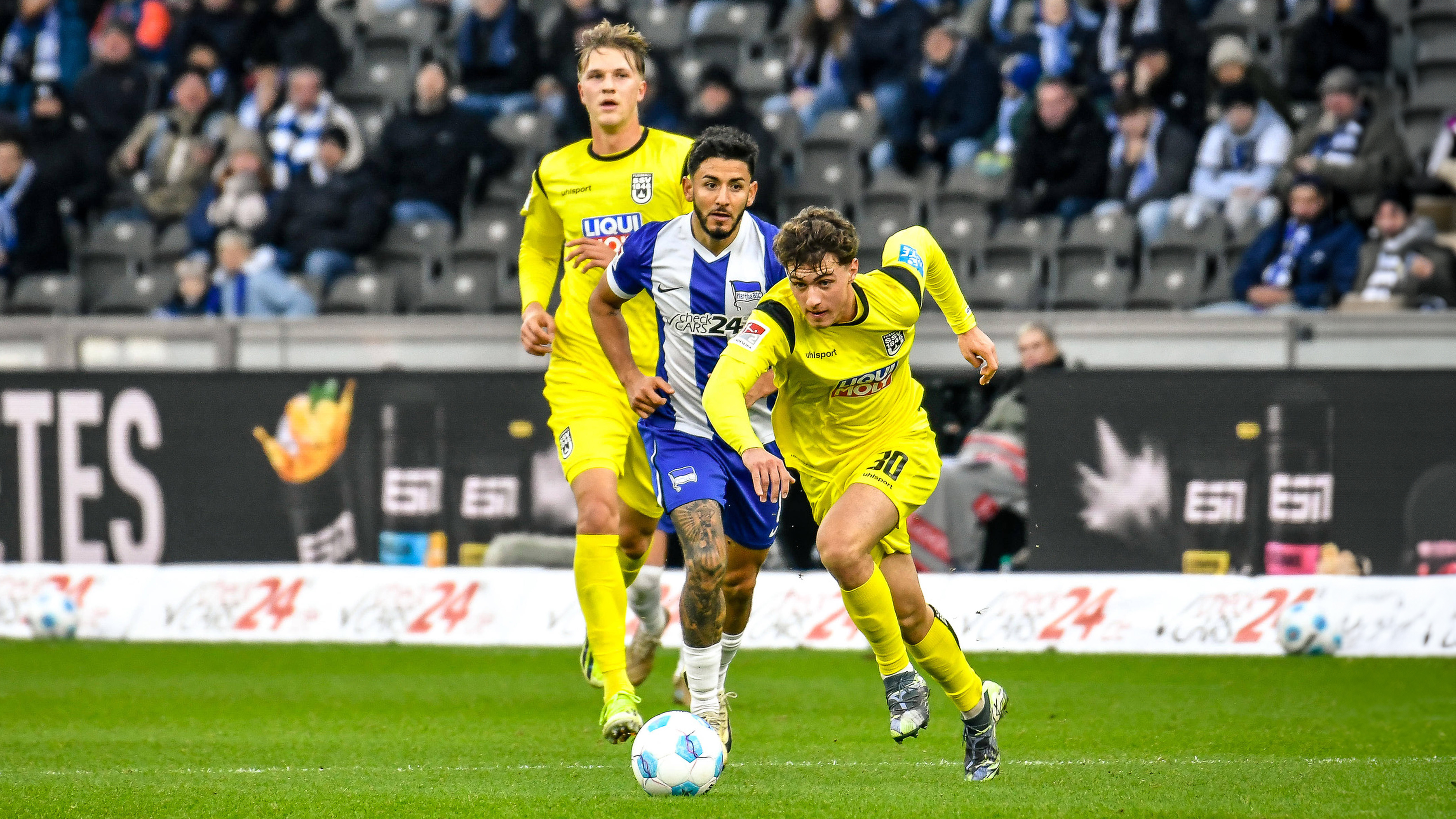 Maurice Krattenmacher, Leihspieler des FC Bayern, im Einsatz für den SSV Ulm gegen Hertha BSC Berlin.