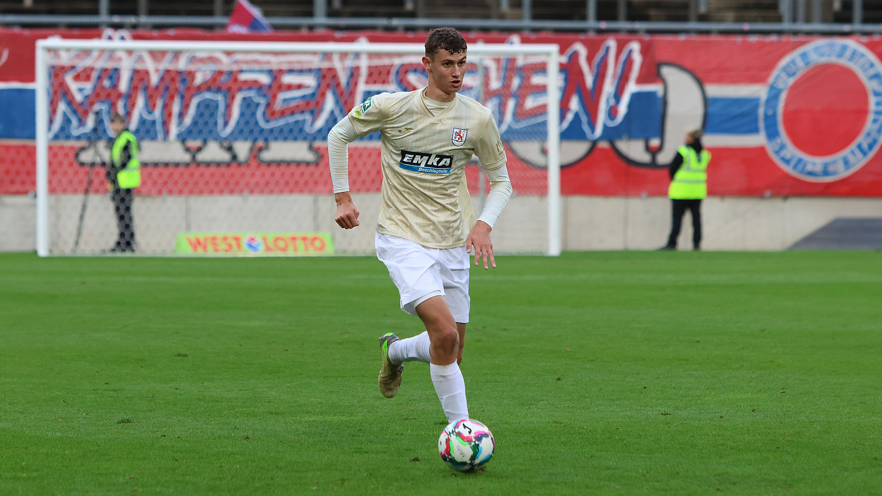 Benedikt Wimmer, Leihspieler des FC Bayern, im Einsatz für den Wuppertaler SV gegen die SF Lotte.