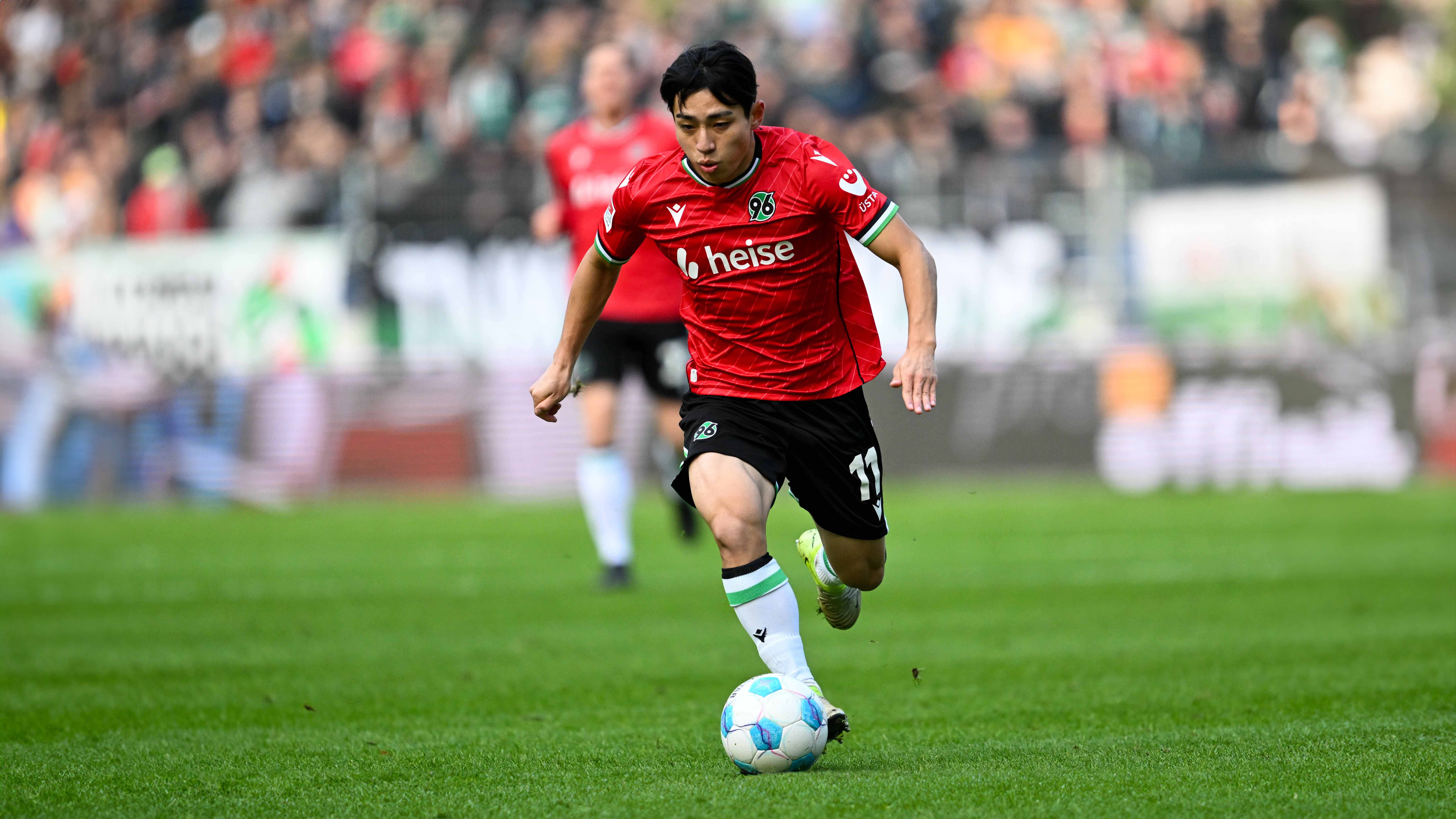 Hyunju Lee im Einsatz für Hannover 96 mit dem Ball am Fuß.