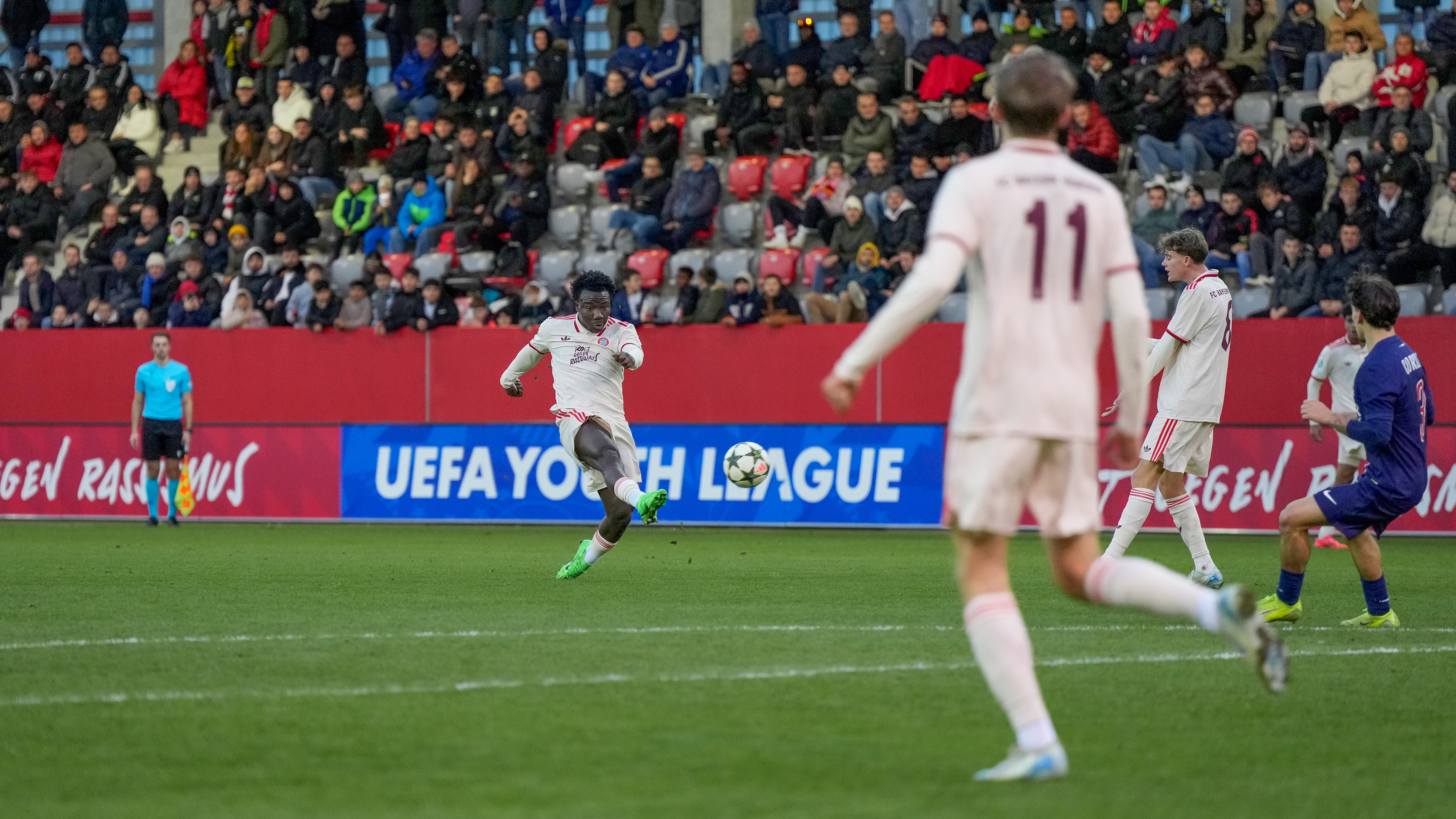 Nestory Irankunda von der FC Bayern U19 in der Youth League.