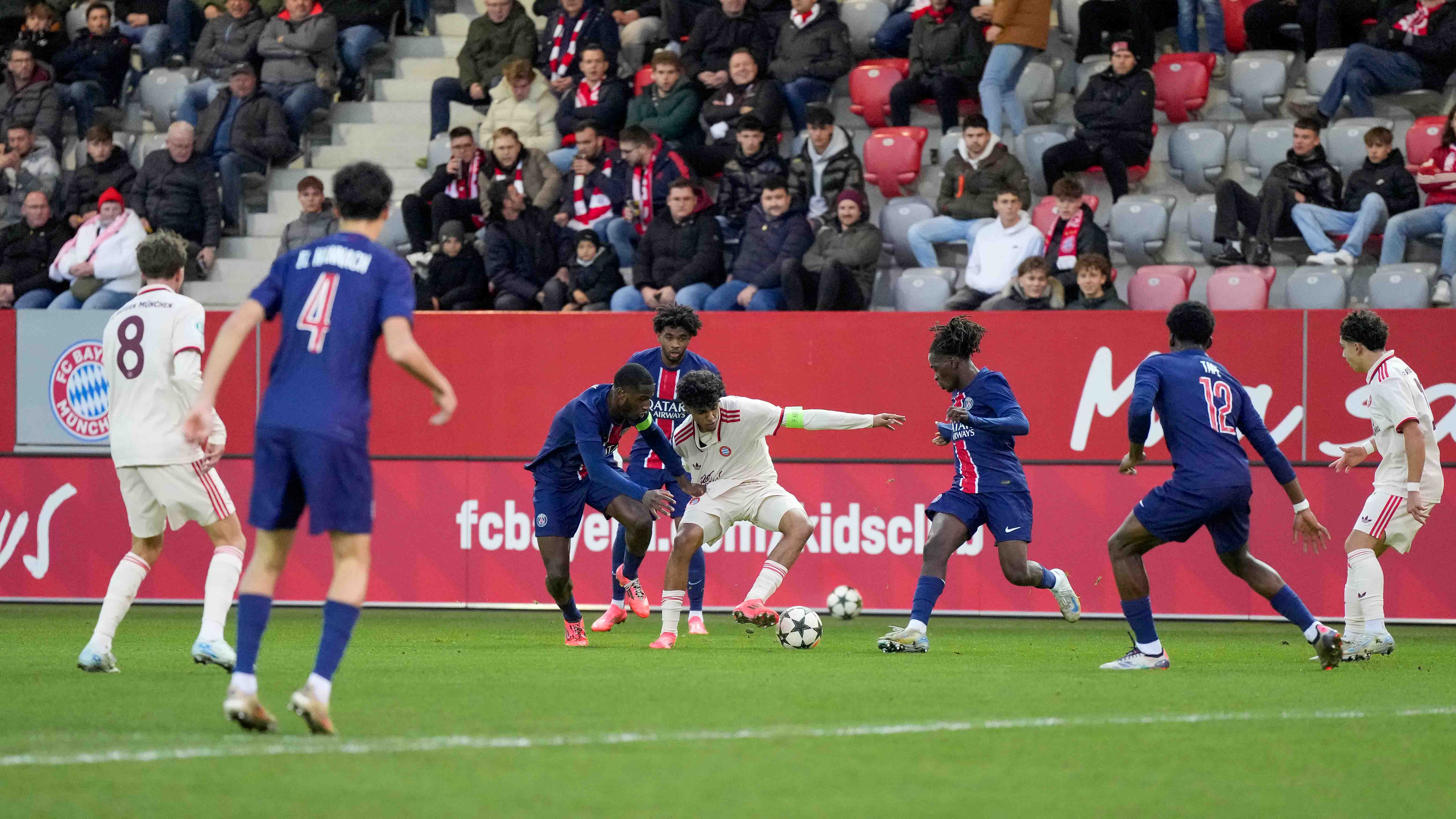 Adam Aznou im Spiel der FC Bayern U19