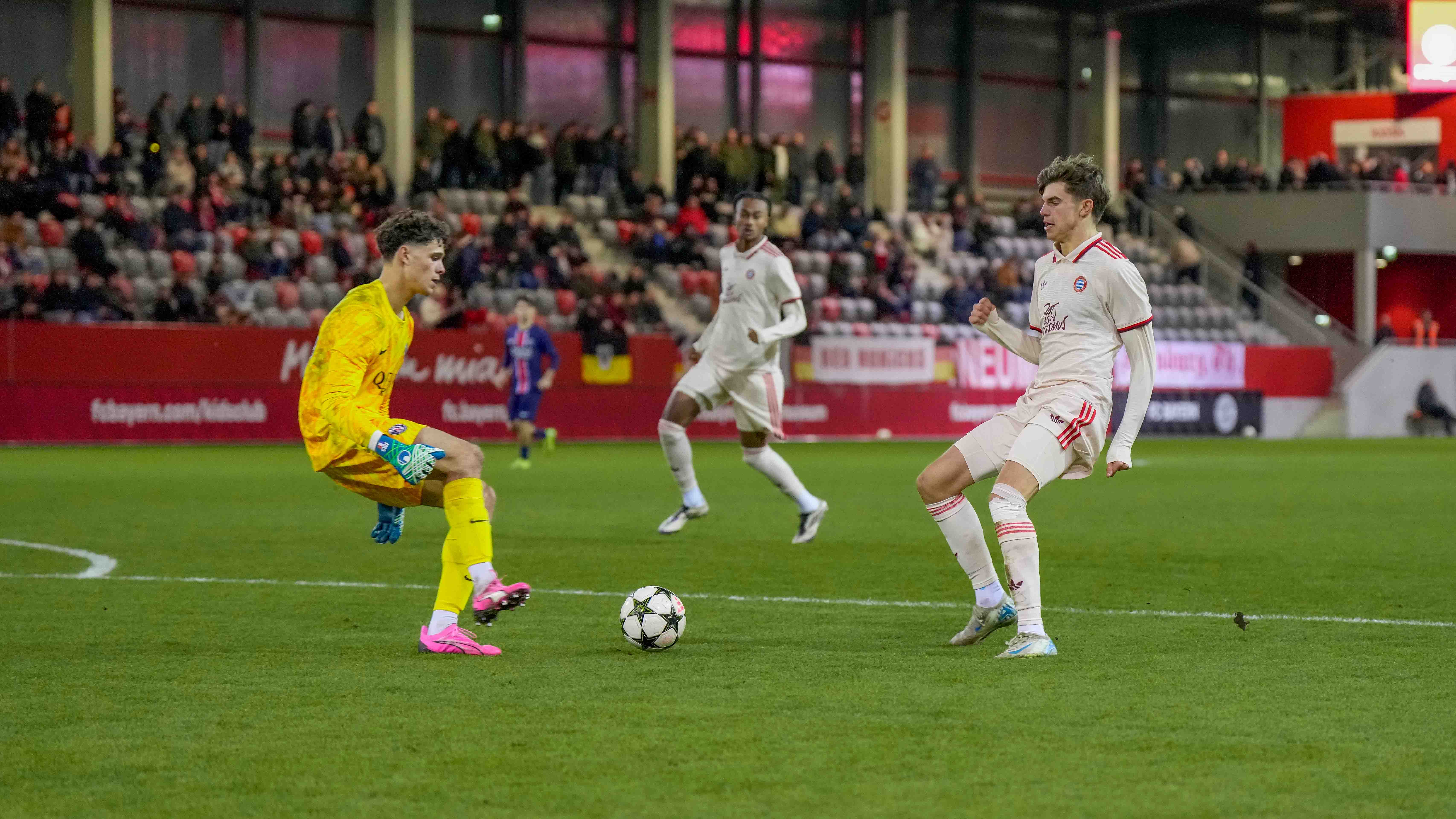 Guido Della Rovere von der FC Bayern U19 im Youth League-Spiel gegen Paris Saint-Germain.