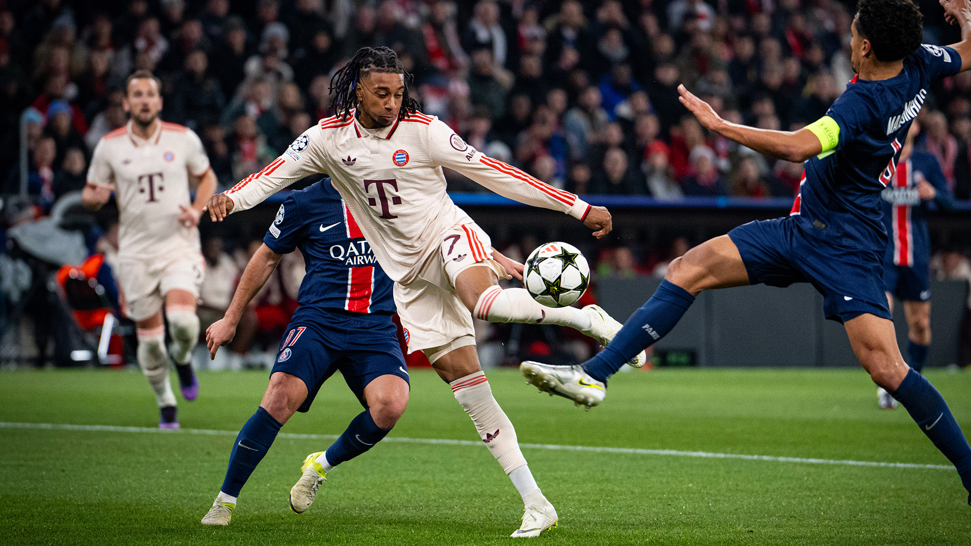 Michael Olise im Spiel des FC Bayern gegen Paris Saint-Germain