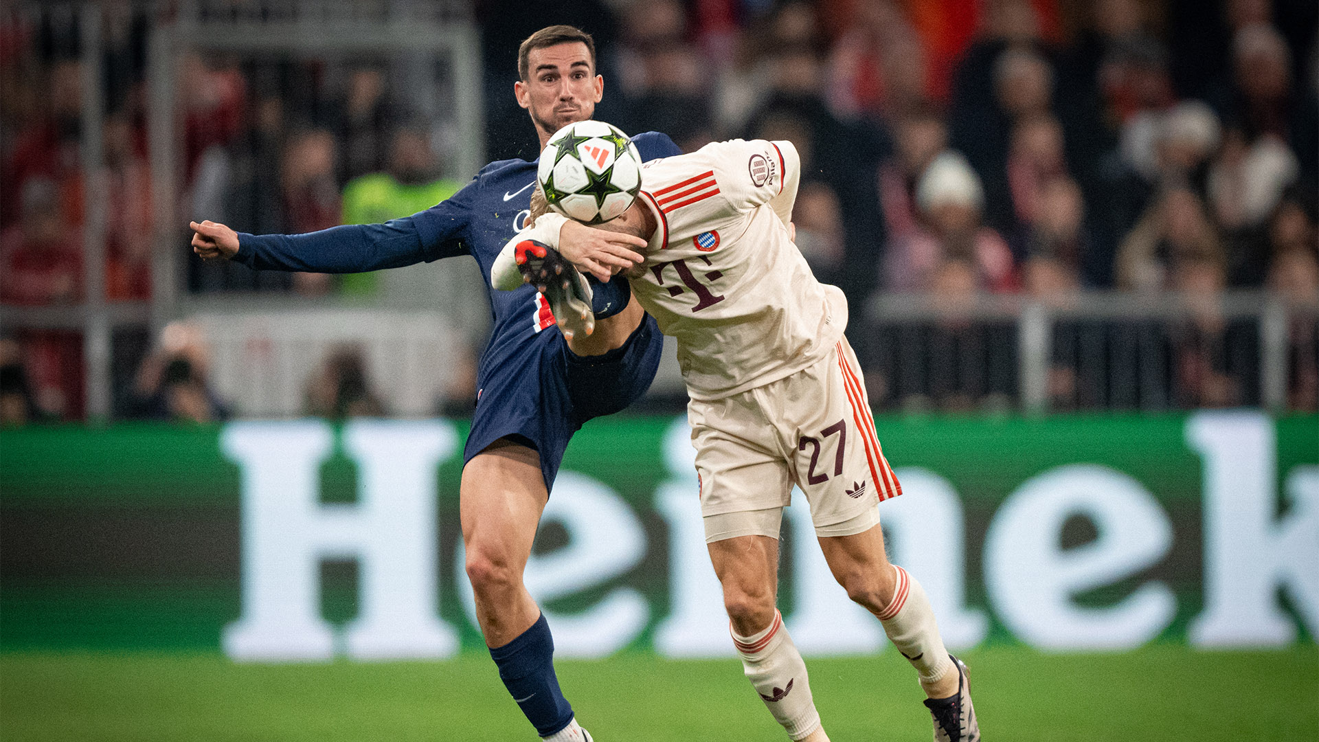 Hohe Intensität: Ein Zweikampf zwischen Paris und dem FC Bayern