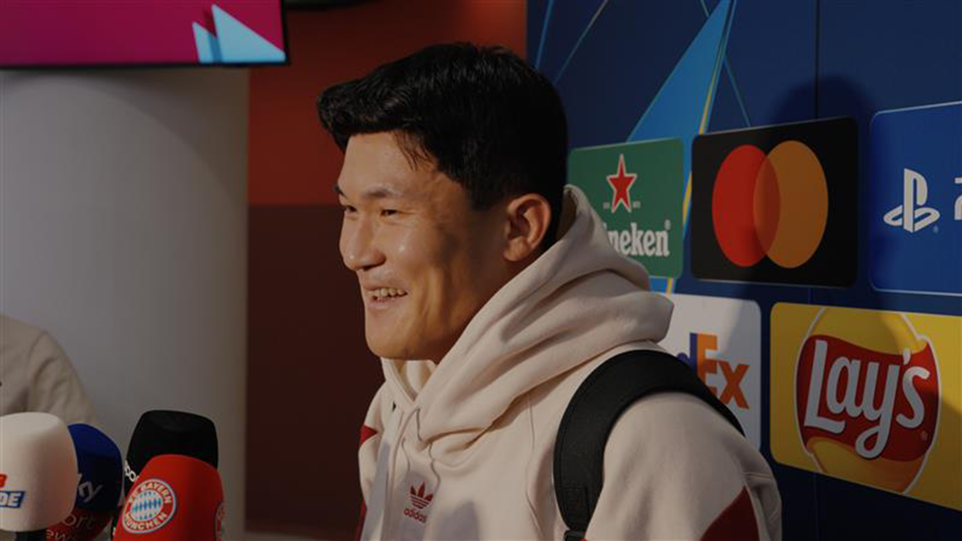 Minjae Kim im Interview nach dem Spiel gegen Paris Saint-Germain