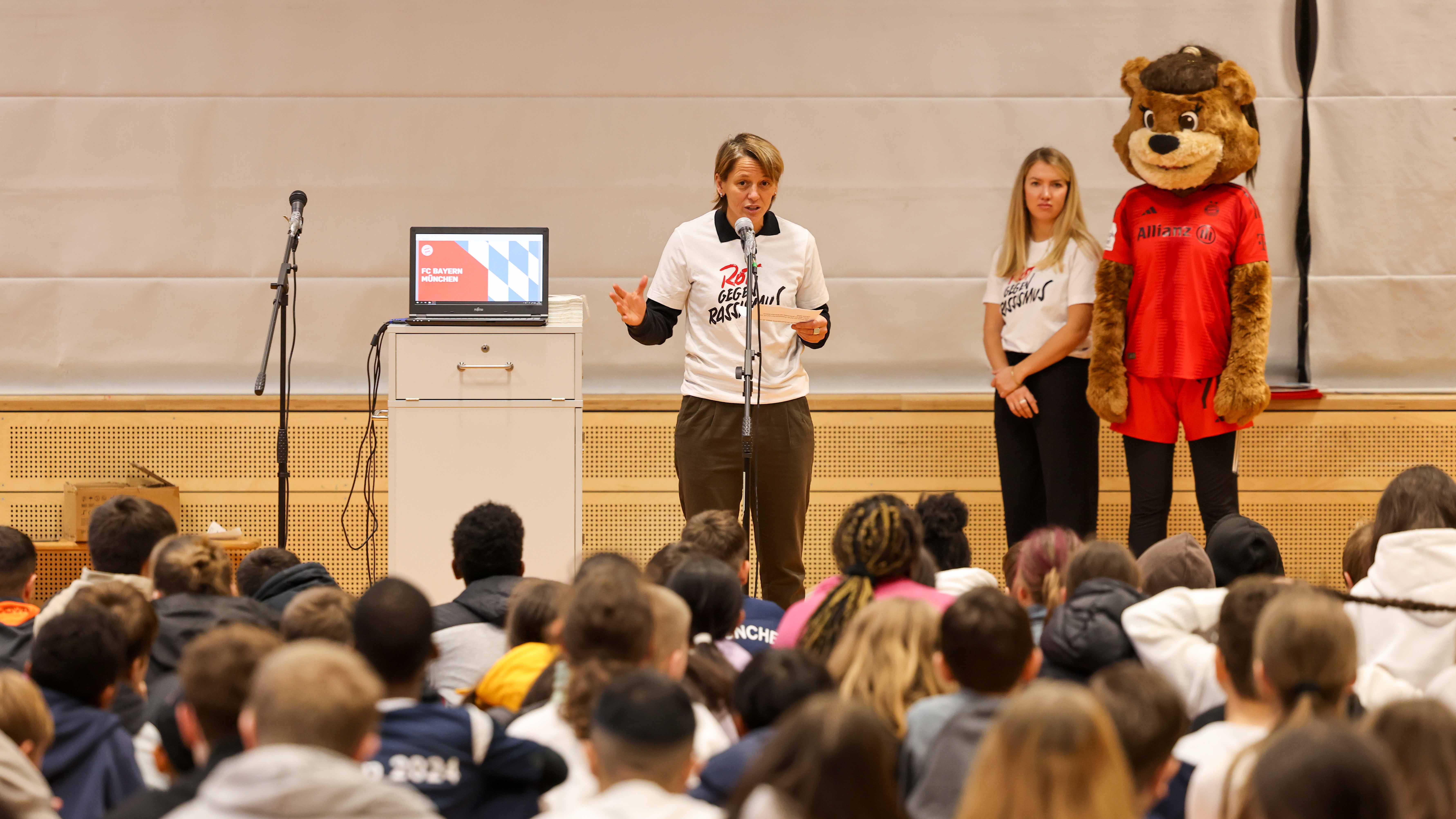 Direktorin Frauenfussball FC Bayern Frauen Bianca Rech während einer Rede in der Mittelschule Perlacher Straße in München