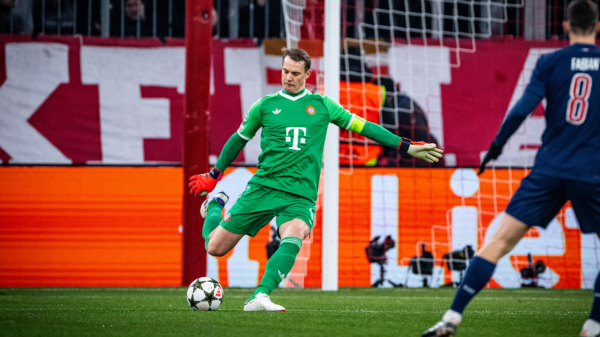 Manuel Neuer beim Abschlag gegen Paris.