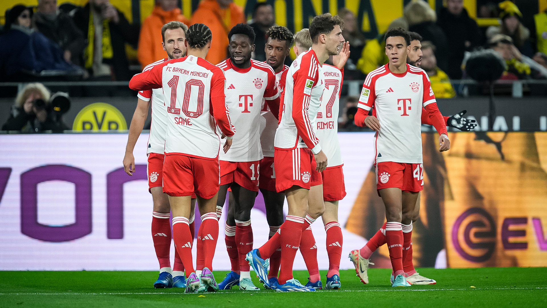 Die Bayern jubeln in Dortmund