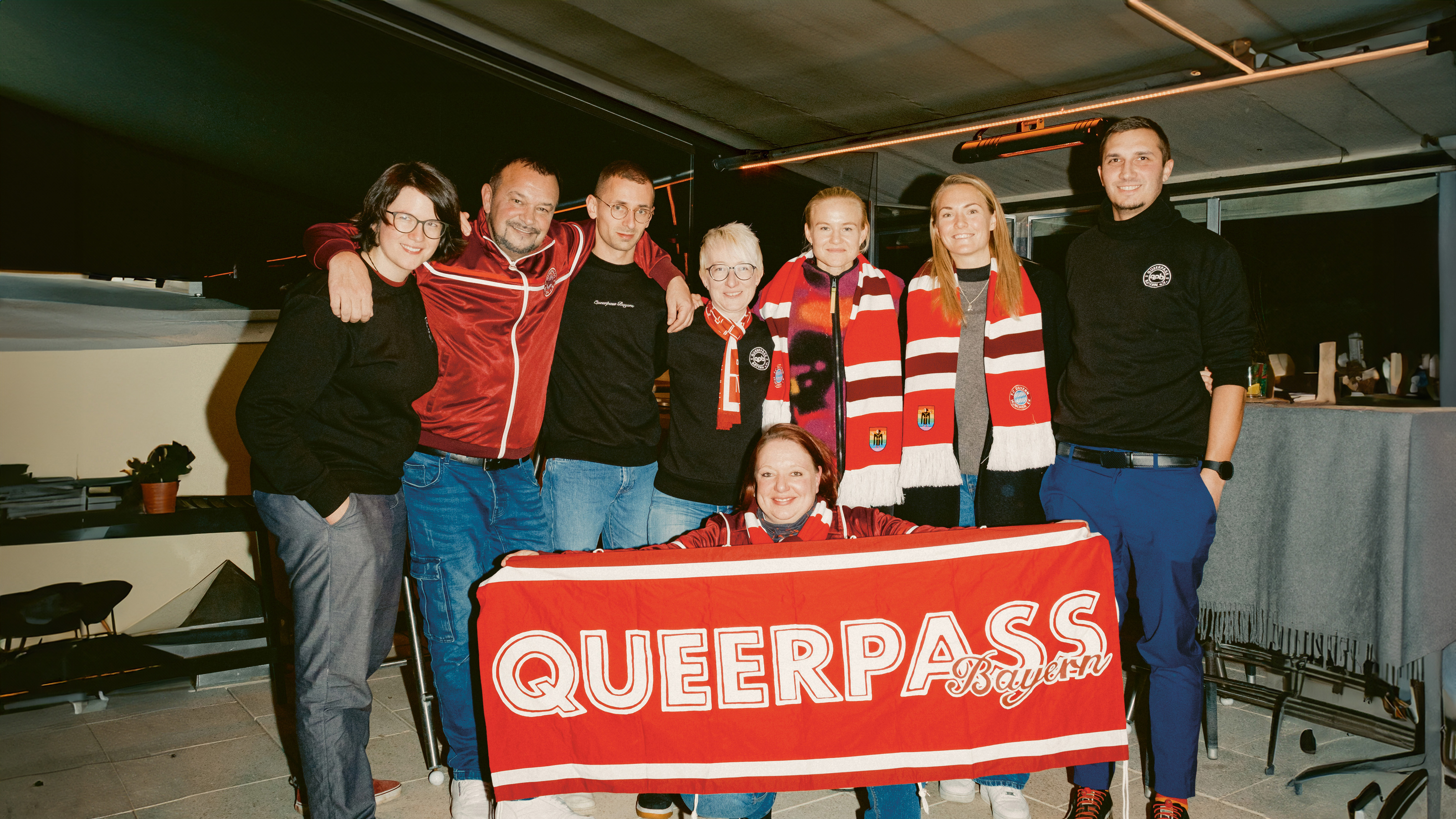 Pernille Harder und Magdalena Eriksson mit Fans vom FC Bayern-Fanclub „QUEERPASS Bayern“