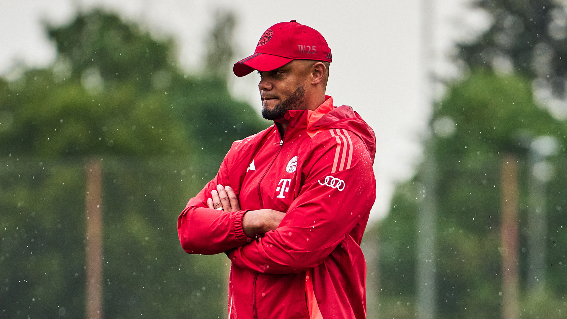 Vincent Kompany auf dem Podium im Pressetalk