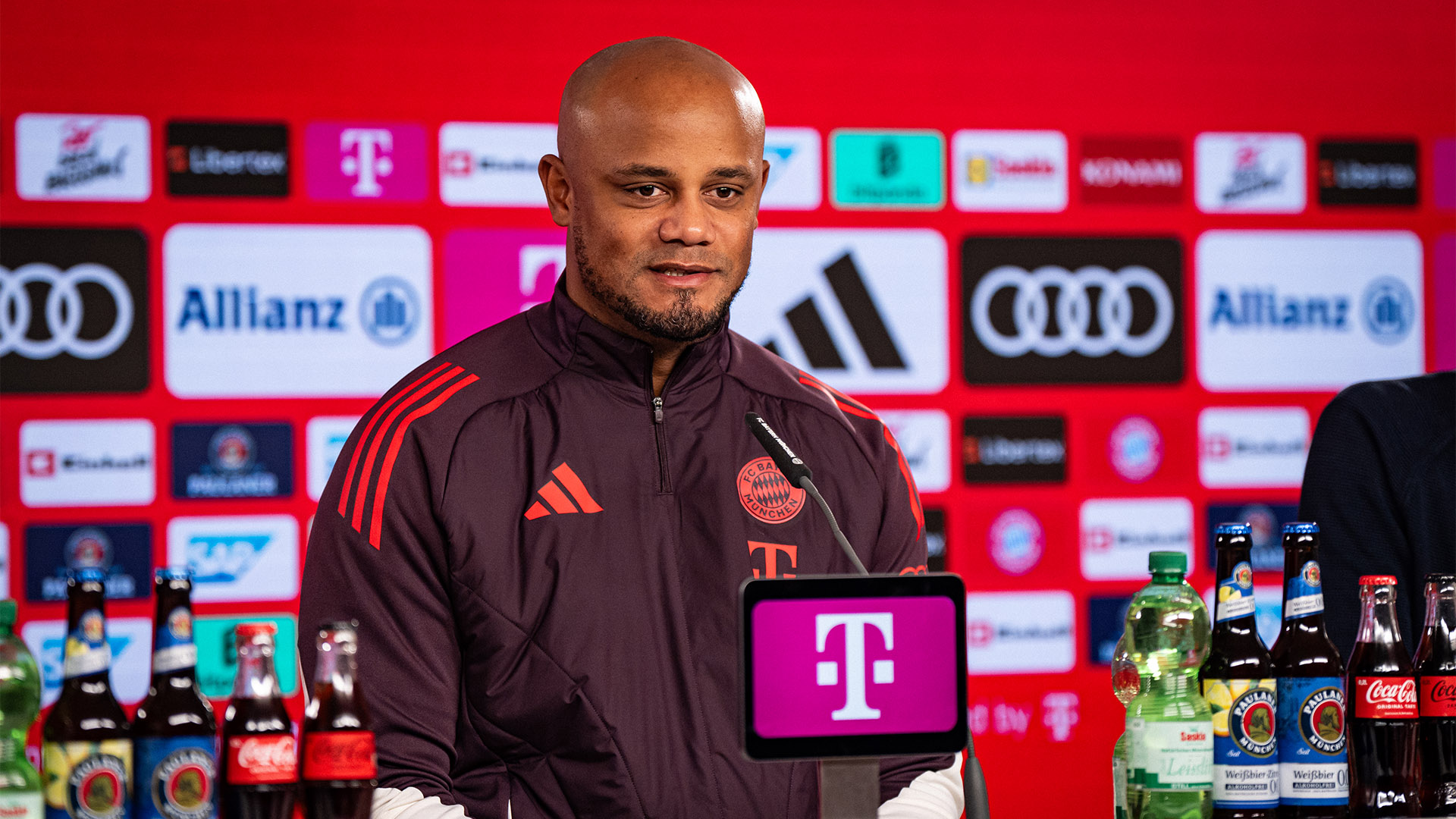 Vincent Kompany auf dem Podium im Pressetalk