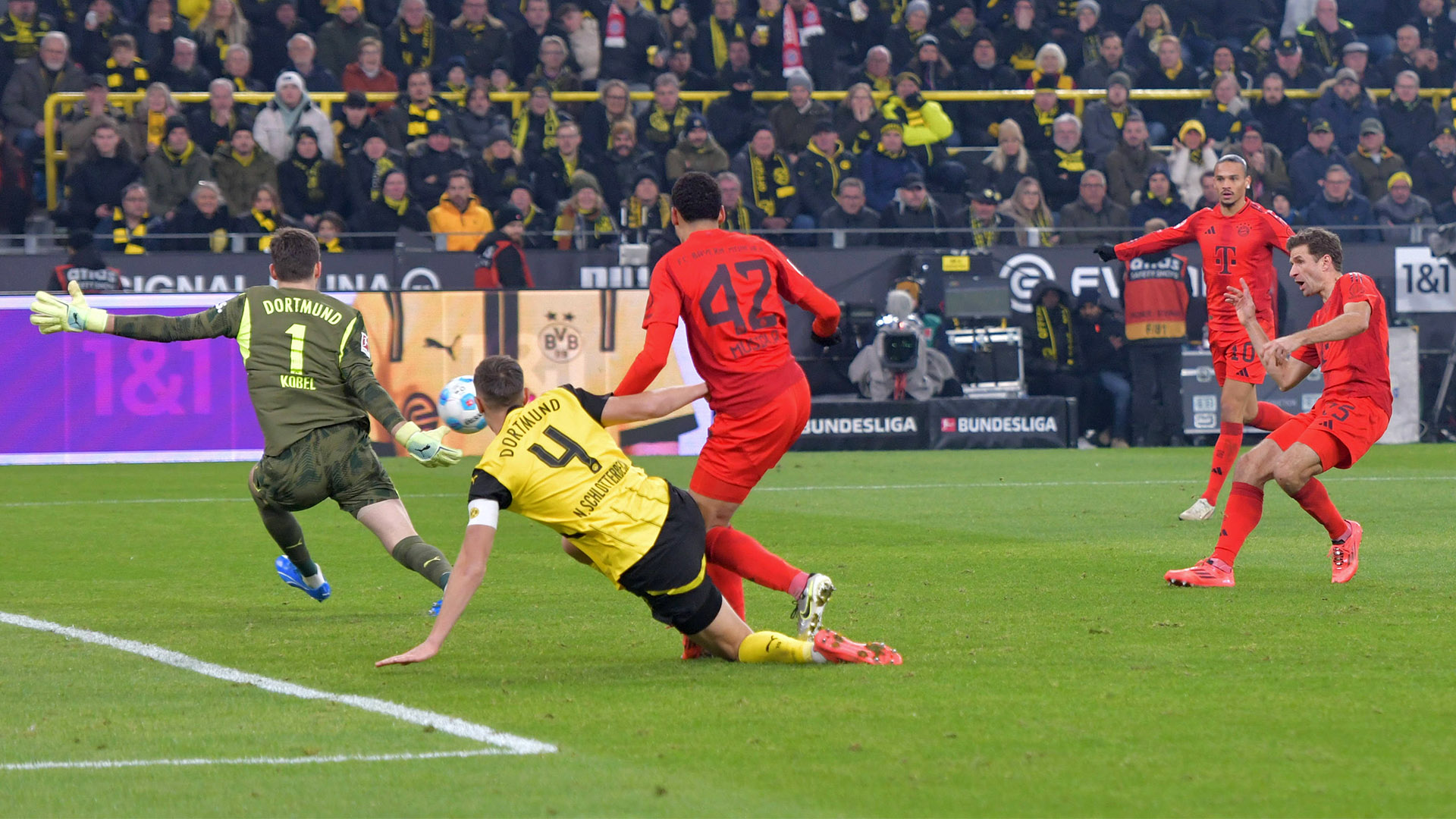 Huge chance not utilised: Thomas Müller fails to beat Dortmund goalkeeper Gregor Kobel.