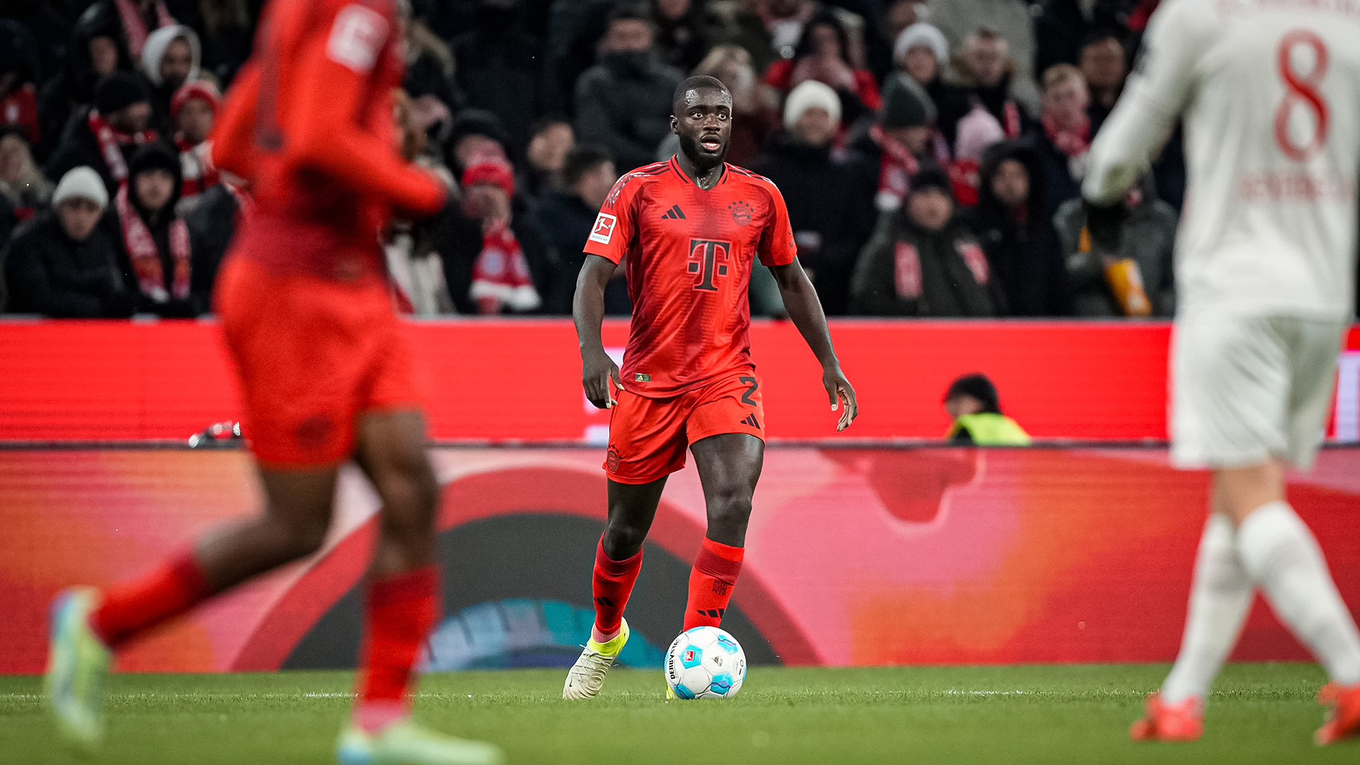 Dayot Upamecano am Ball gegen Augsburg.