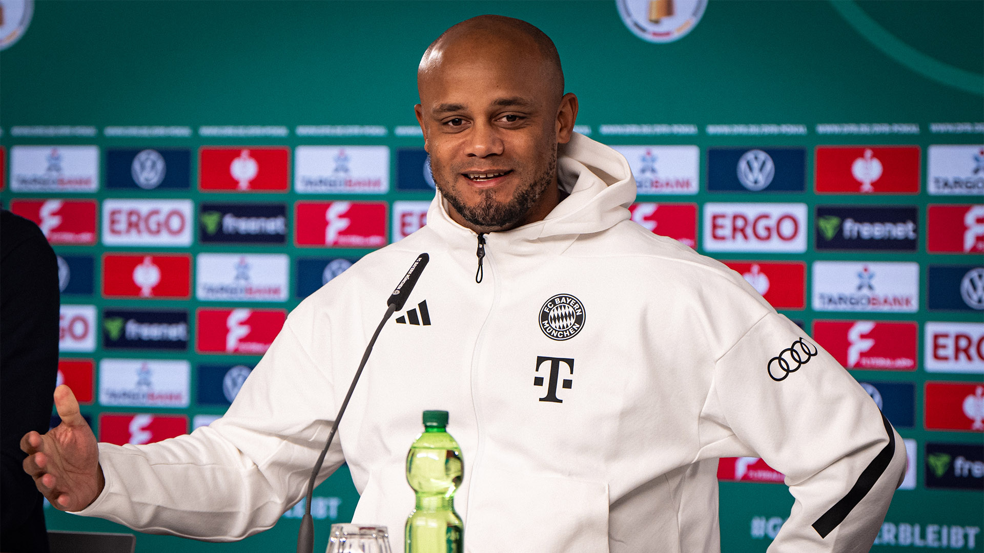 Vincent Kompany gibt Anweisungen in der Allianz Arena