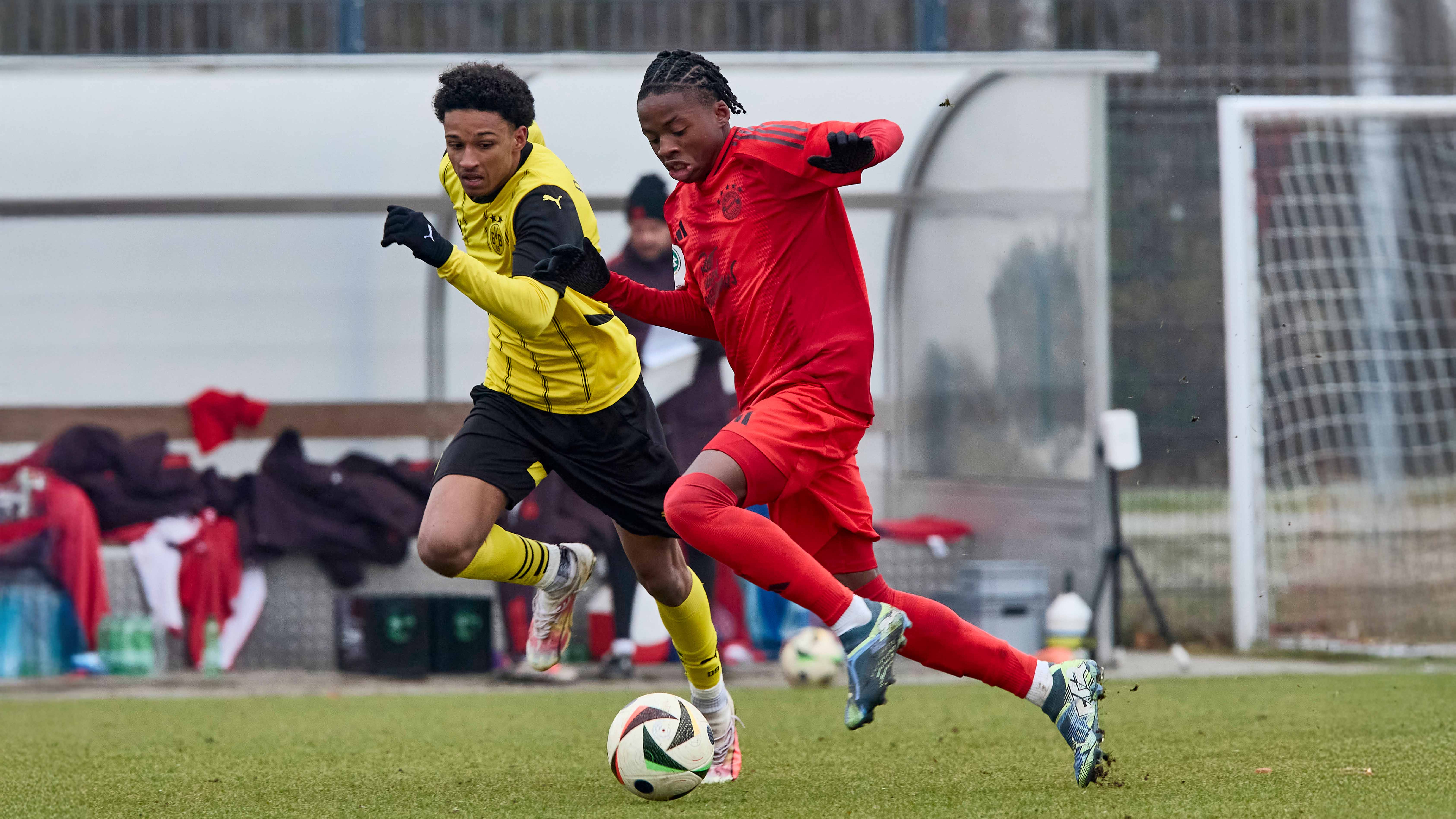 Wisdom Mike der FC Bayern U17 dribbelt im Spiel gegen Borussia Dortmund mit dem Ball am Fuss.