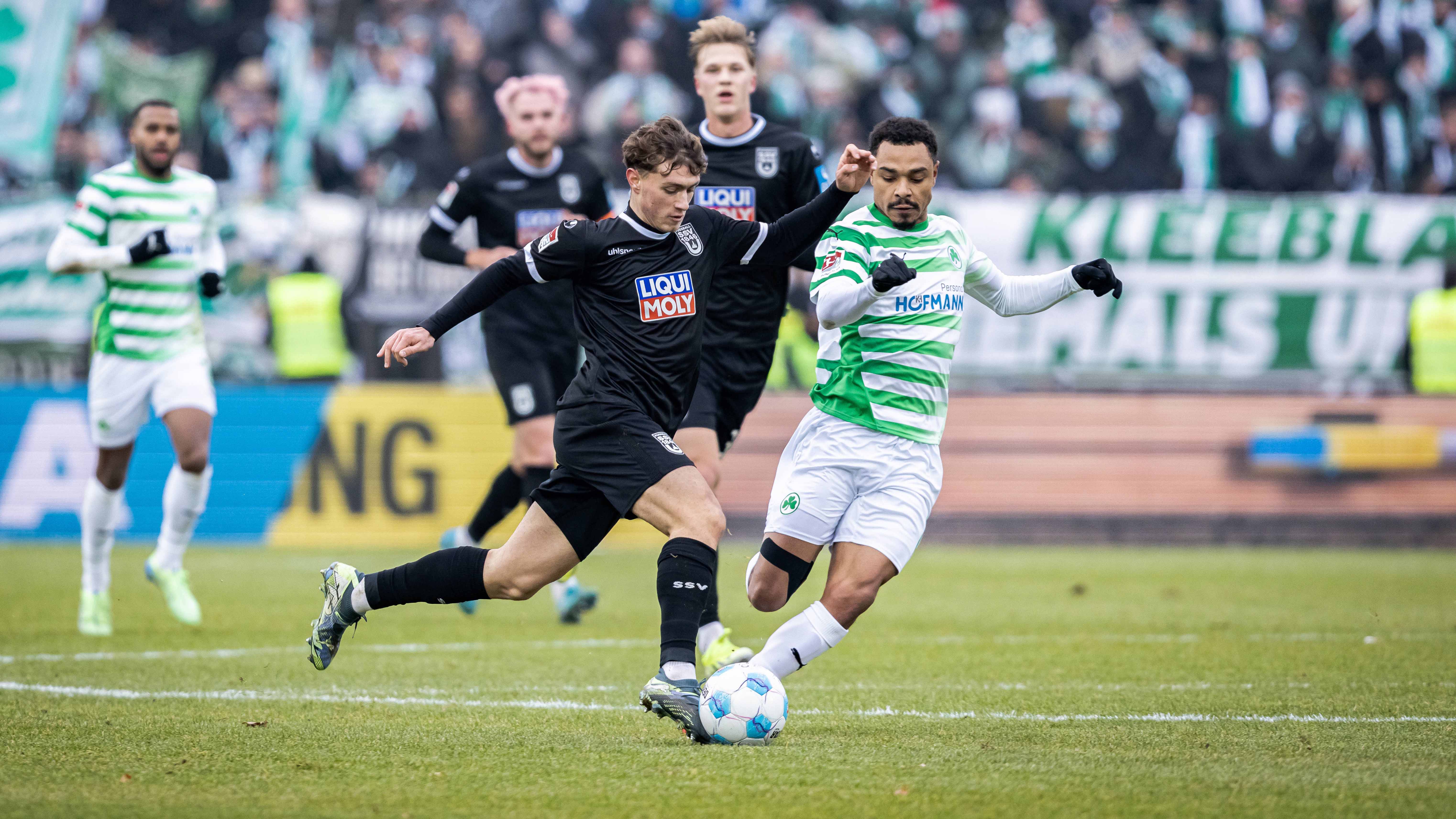 Maruice Krattenmacher im Einsatz für den SSV Ulm mit dem Ball am Fuß.