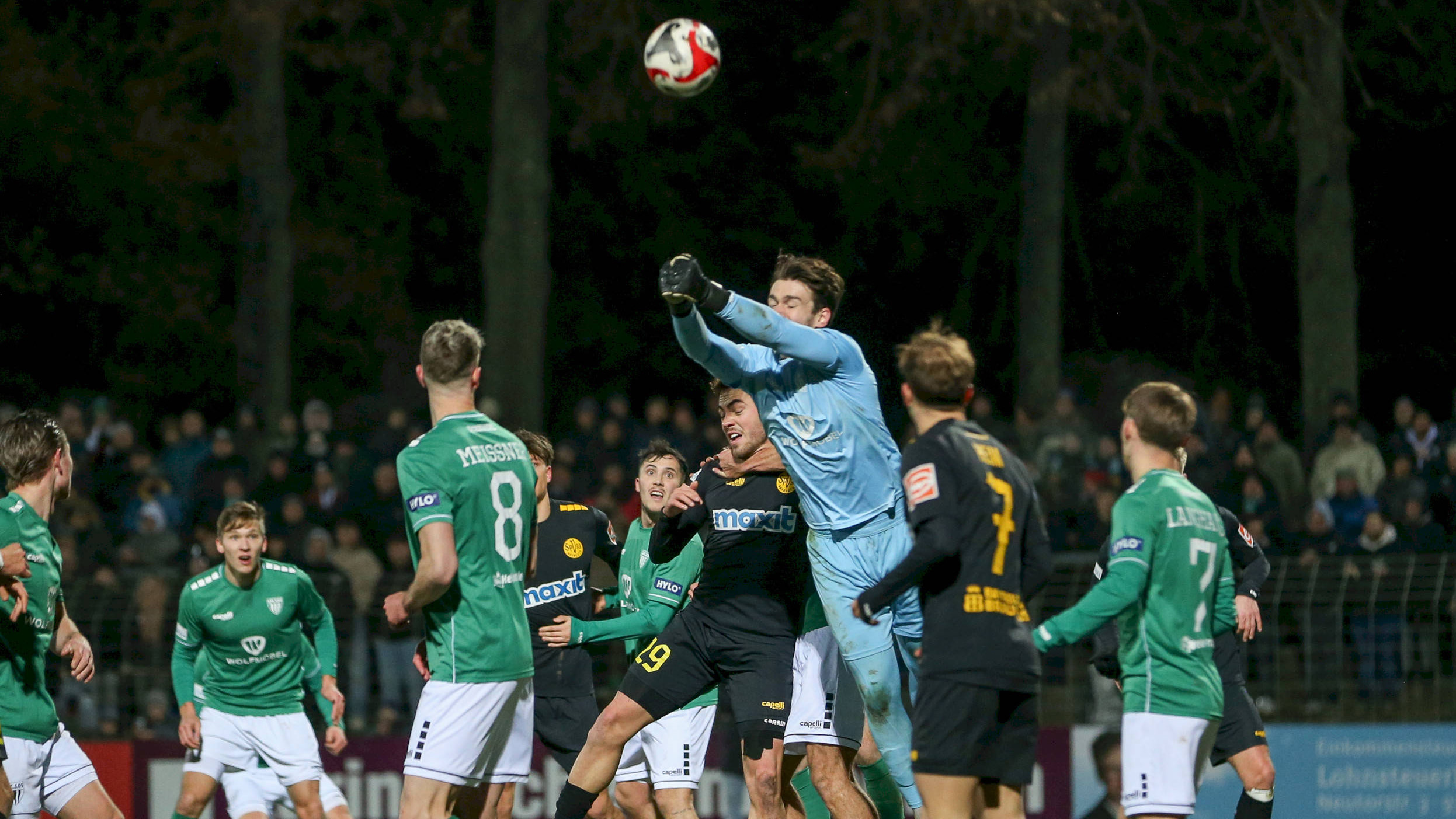 Lukas Schneller, Leihspieler des FC Bayern, im Einsatz für den 1. FC Schweinfurt 05 gegen die SpVgg Bayreuth.