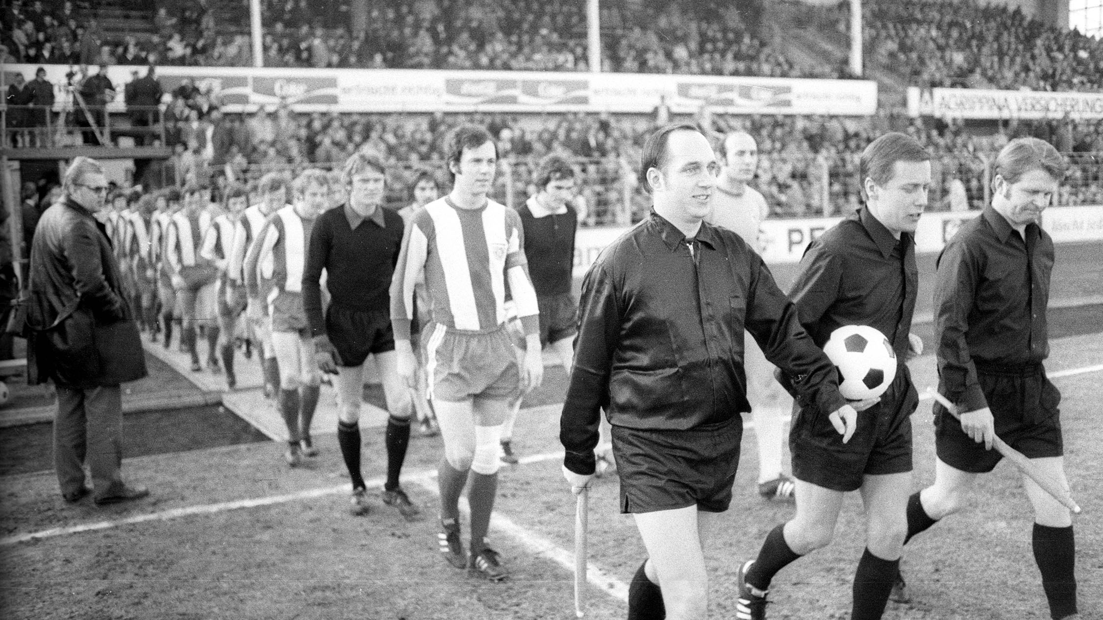 Franz Beckenbauer führt den FC Bayern im Pokalspiel 1972 auf den Platz