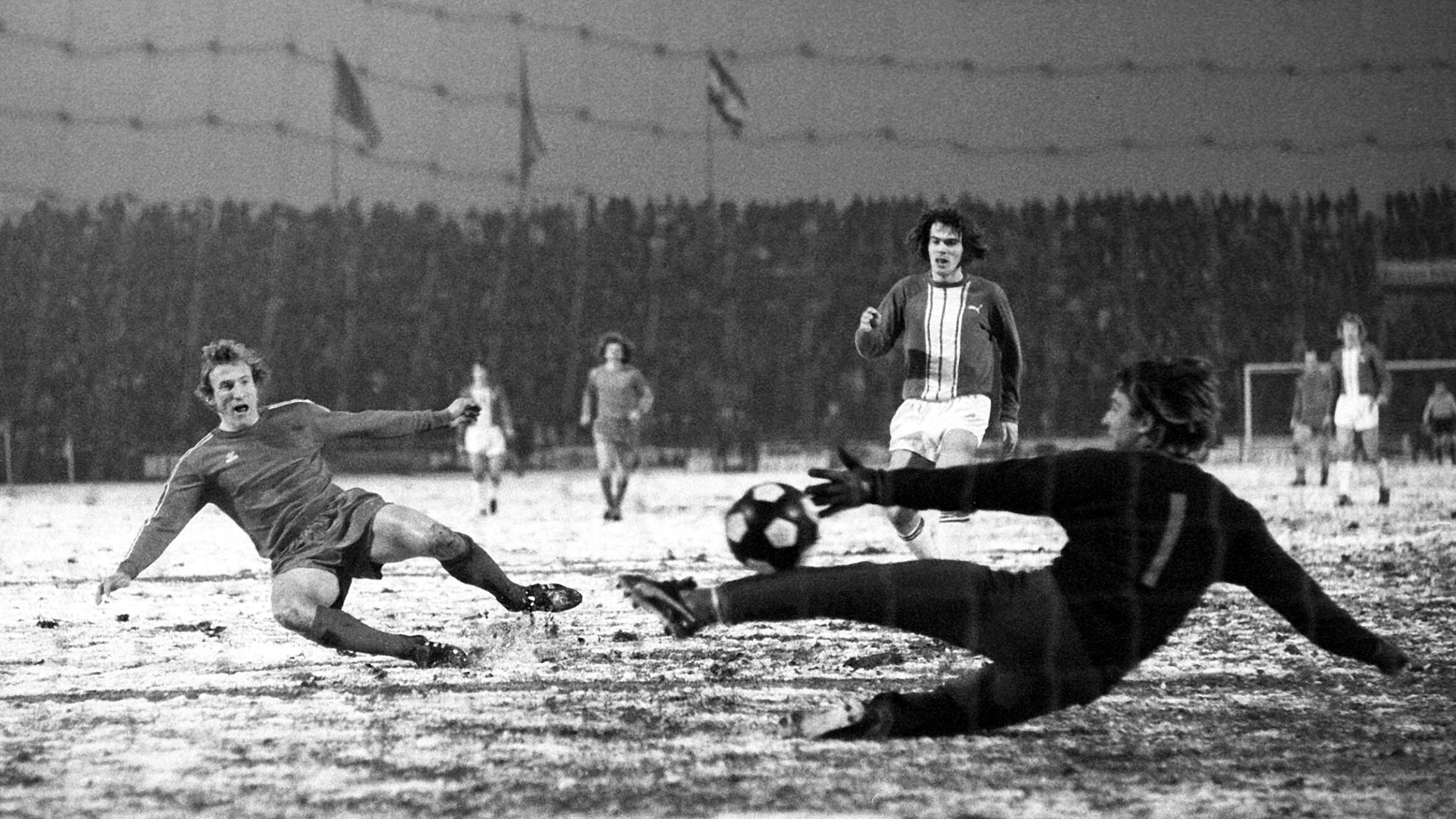 Katsche Schwarzenbeck im Schneetreiben im Pokal-Achtelfinale in Bremen