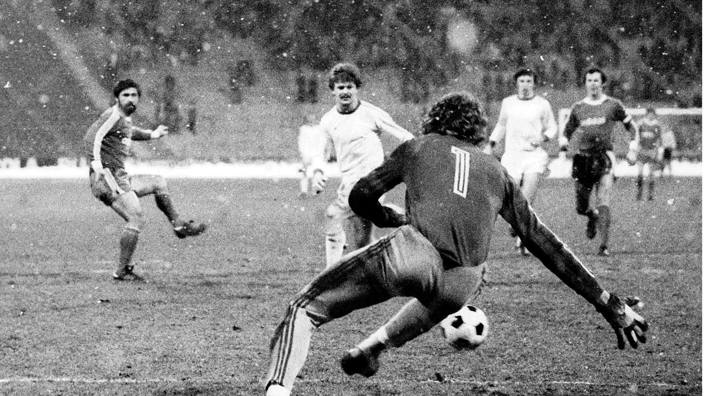 Gerd Müller trifft im Pokal-Achtelfinale 1977 gegen die eigenen Amateure