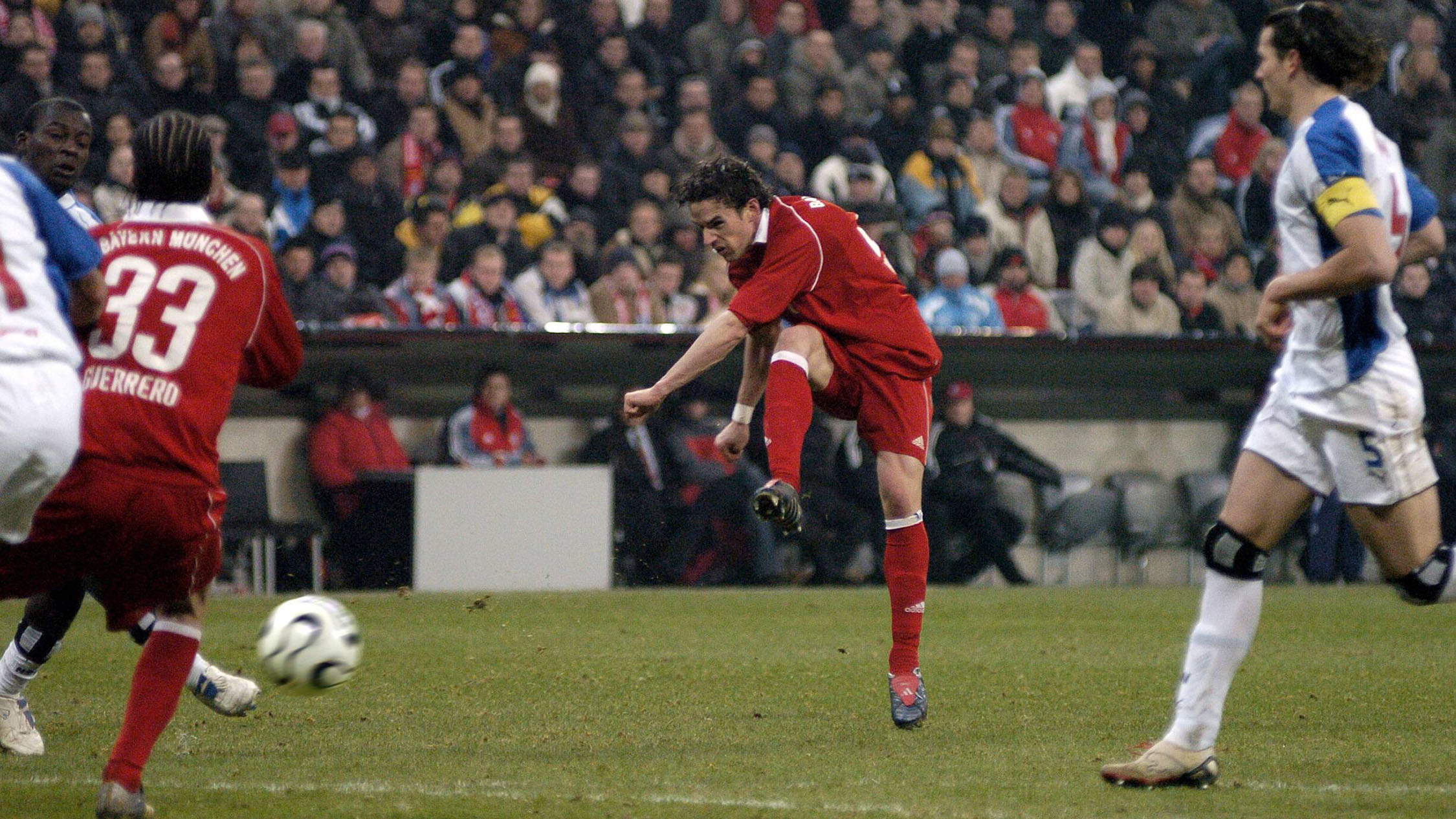 Owen Hargreaves mit seinem wuchtigen Schuss im DFB-Pokal gegen den HSV 2005