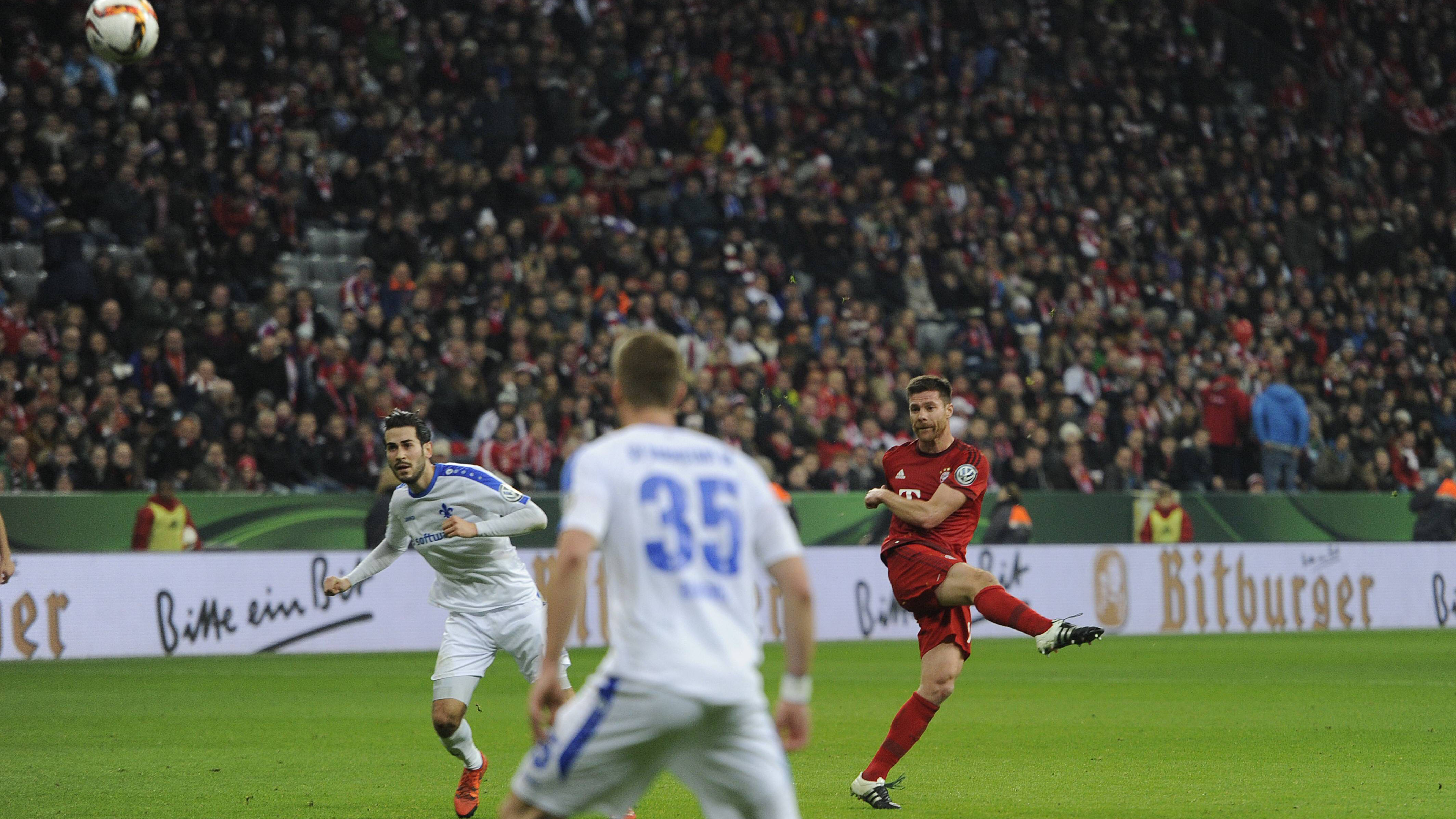 Xabi Alonso zieht im Pokal 2015 gegen Darmstadt einfach mal ab