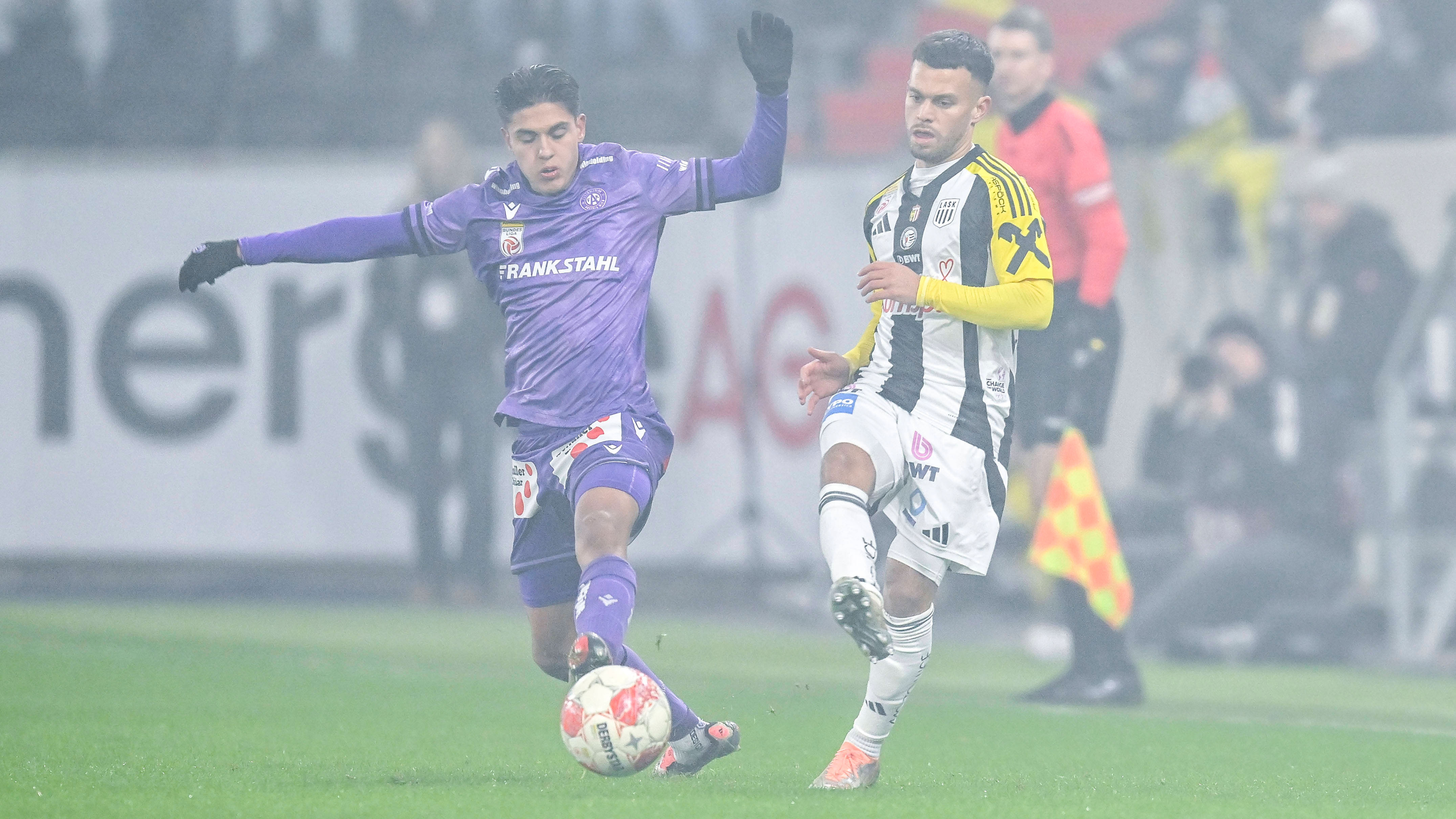 Matteo Pérez Vinlöf von Austria Wien am Ball im Spiel gegen Linzer ASK.