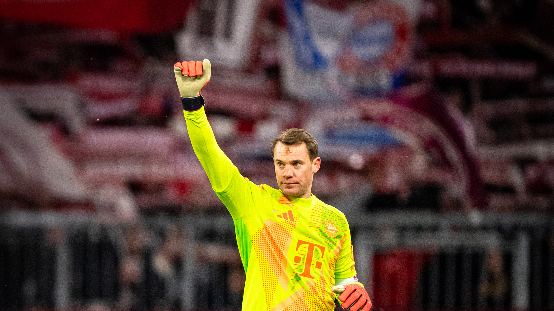 Manuel Neuer reckt die geballte Faust nach oben