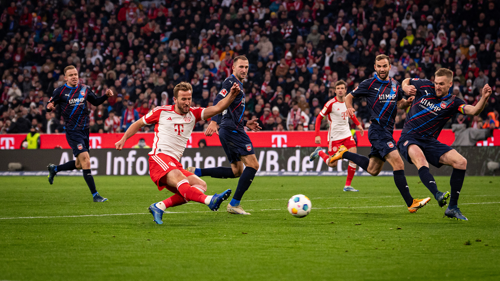 Harry Kane gibt im Heimspiel des FC Bayern gegen Heidenheim einen Torschuss im Fallen ab.