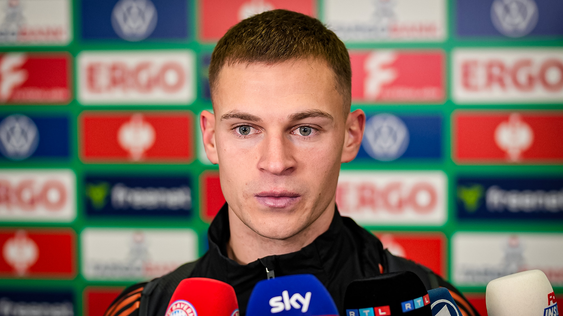 Joshua Kimmich im Interview nach dem Pokalspiel des FC Bayern gegen Bayer 04 Leverkusen