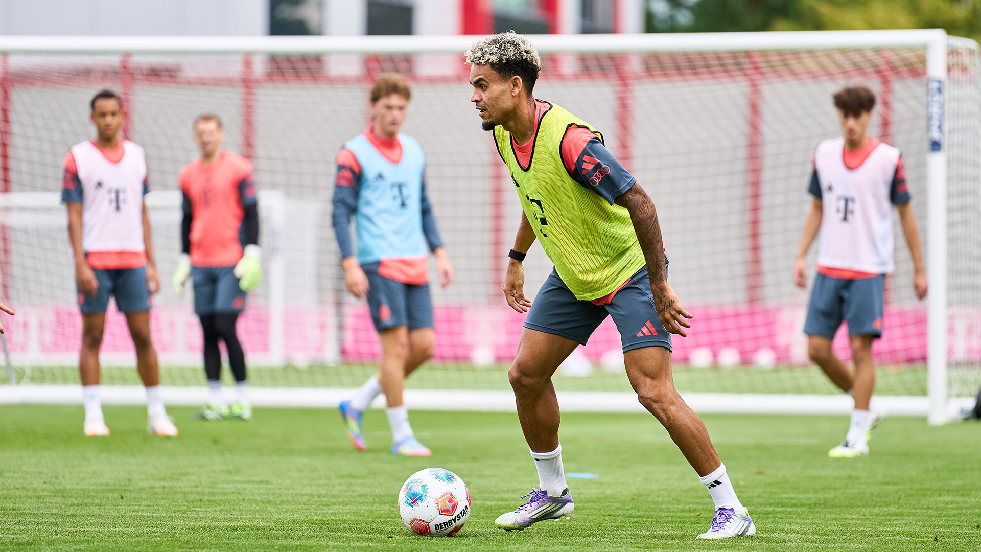 Luis Díaz with the ball at his feet in FC Bayern training.