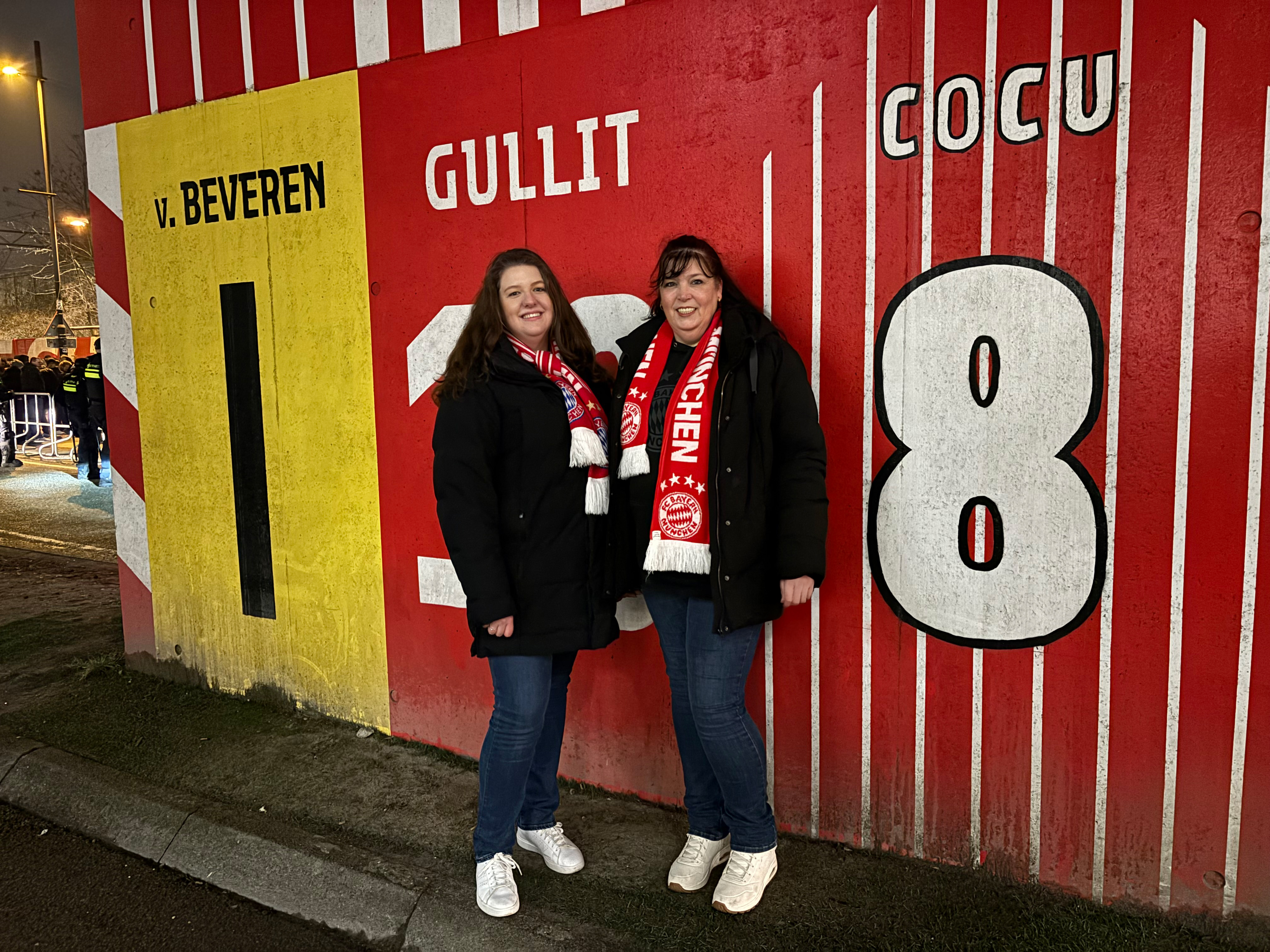 Mother and daughter cheer on FC Bayern