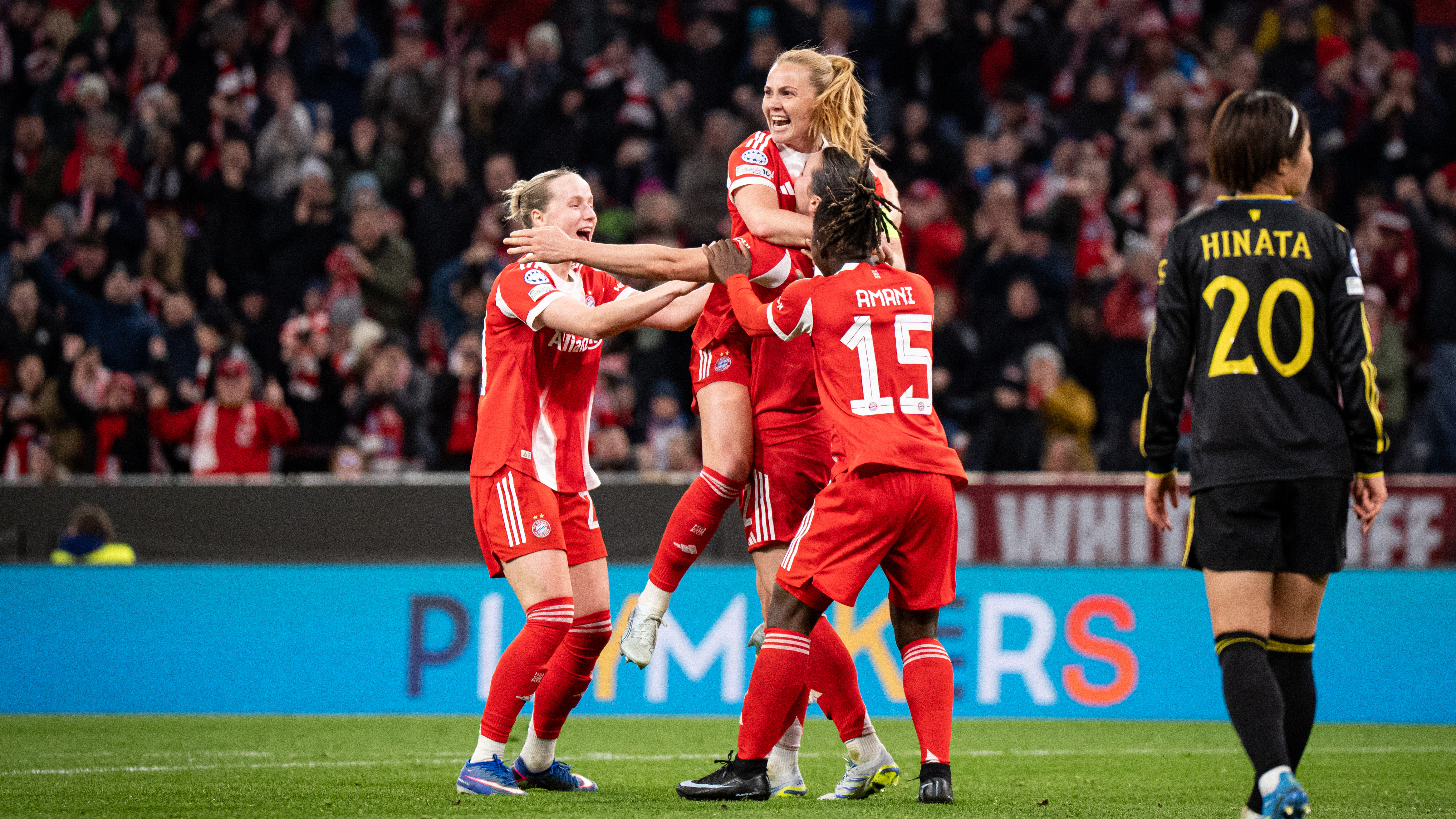 Record crowd helps Bayern into semi-finals