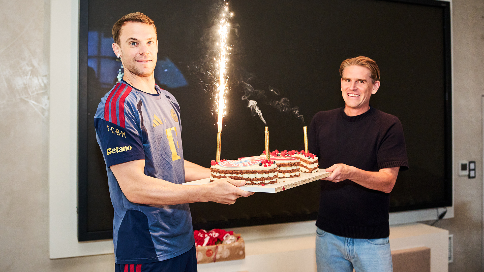 Surprise for Manuel Neuer on hitting 600 competitive appearances