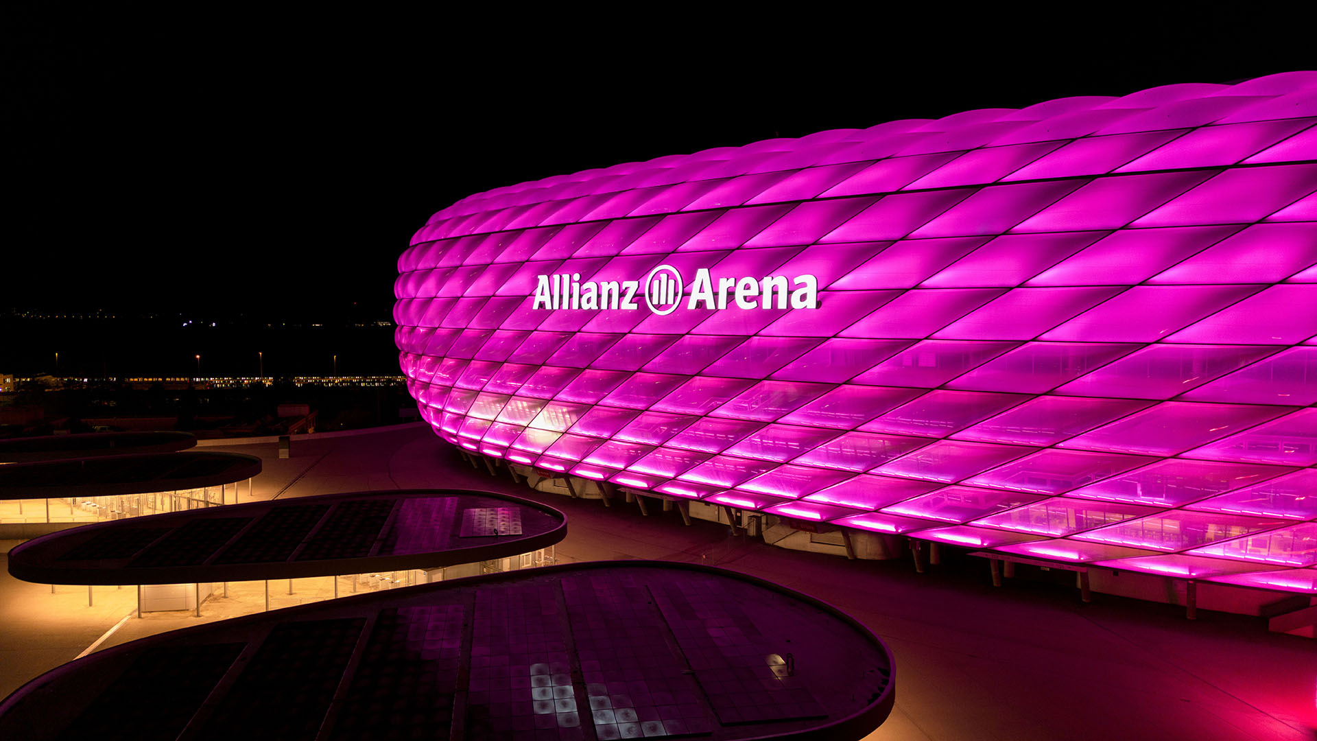 FC Bayern and Allianz are once again setting an example to raise awareness of breast cancer