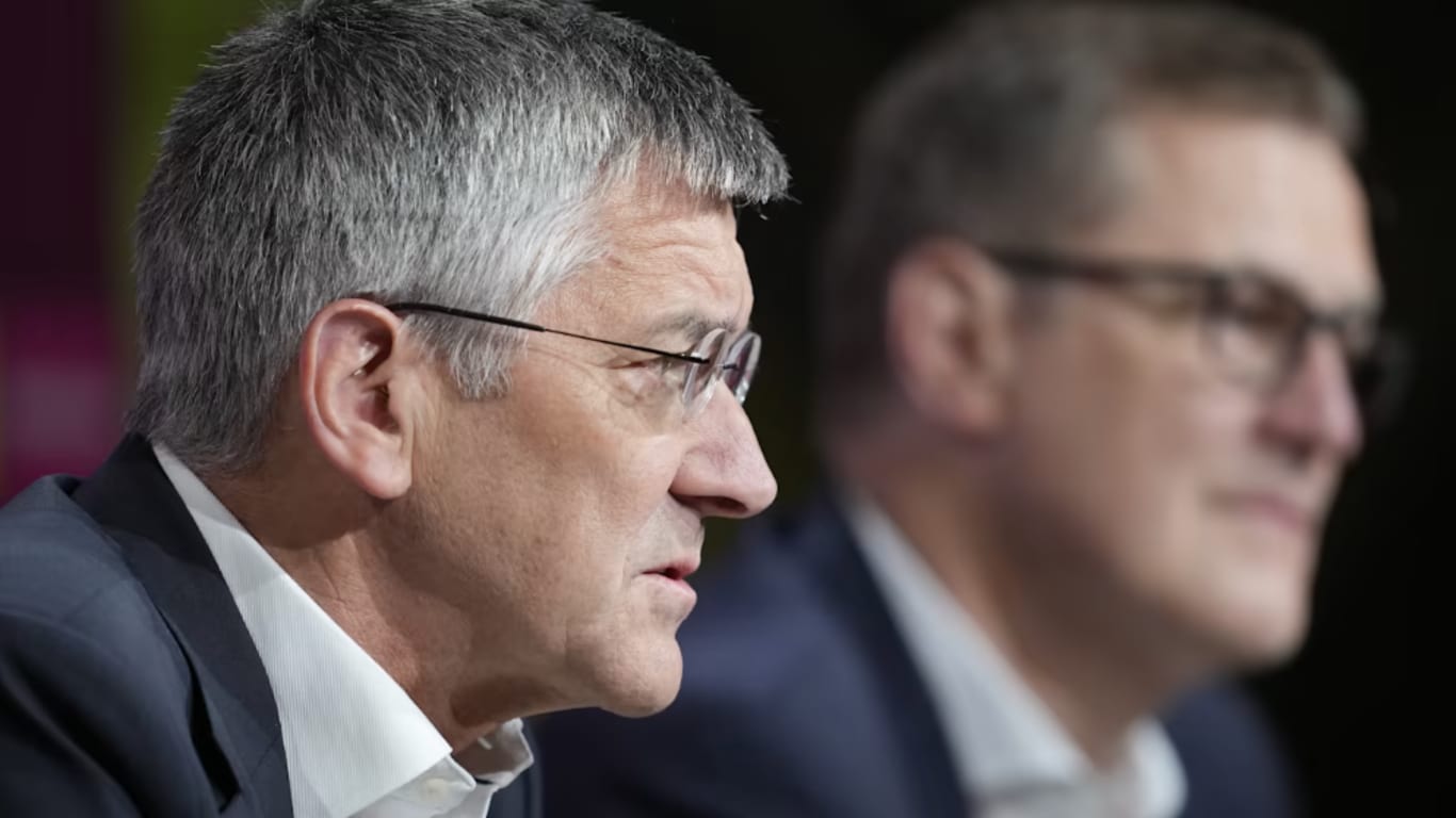 Hainer on the timing of the communication of the dismissals - "There's never a right time for something like this. After the final game, the players and coaches headed straight off. We wanted to inform them both in good time. For Hasan in particular it was important to him to say goodbye to the team in person. Hasan Salihamidžić is an example of how to handle these things well. Uli Hoeneß and I have known each other for 20 years, so we're permanently in contact. That's why we decided to lead the talks together. Uli Hoeneß will always be an advisor for us. Board changes are no everyday matter."